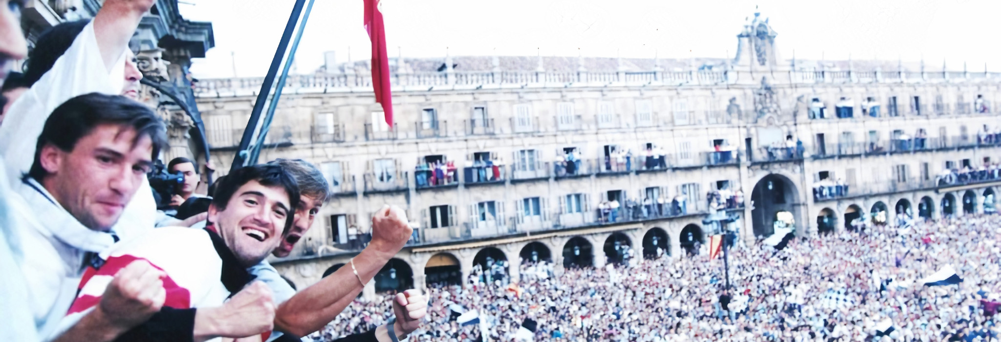 Celebración de ascenso en la Plaza Mayor de Salamanca